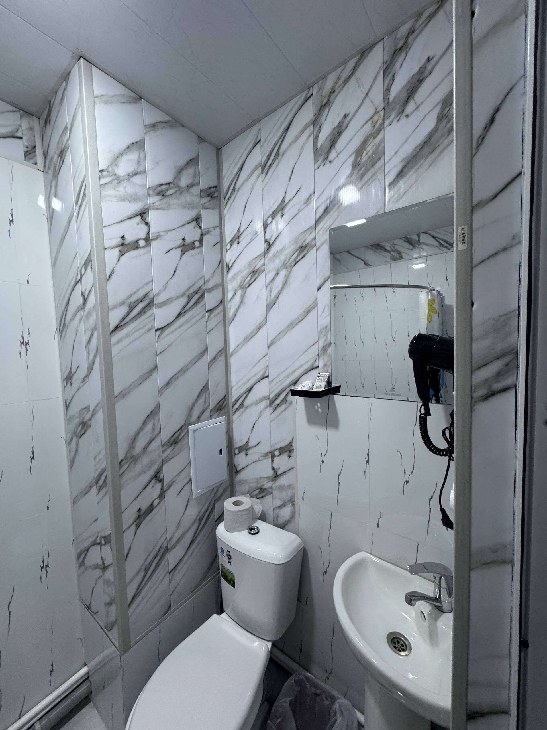 Ducha, artículos de tocador gratuitos, secador de pelo, toallas