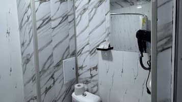 Dobbeltrom, byutsikt | Bad | Dusj, toalettartikler (inkludert), hårføner og håndklær