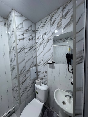 Dubbelrum - utsikt mot staden | Badrum | Dusch, gratis toalettartiklar, hårtork och handdukar