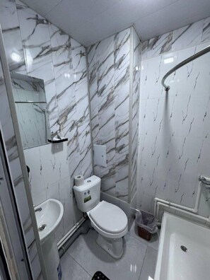 Standard Twin Room, 1 Bedroom, City View | Bathroom