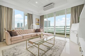 Apartment, 3 Bedrooms, City View | Living area