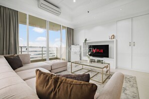 Apartment, 3 Bedrooms, City View | Ruang tamu | TV skrin rata 