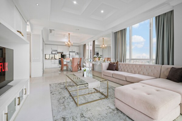 Apartment, 3 Bedrooms, City View | Ruang tamu | TV skrin rata