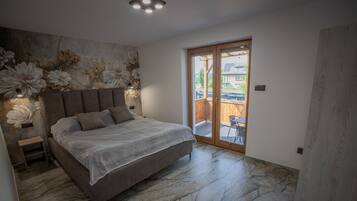 Perhehuoneisto | Kannettavalle tietokoneelle sopiva työtila, pimennysverhot, äänieristys