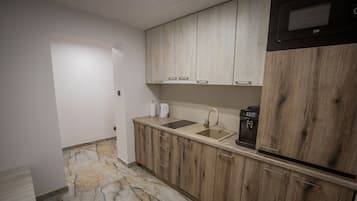 Családi apartman | Privát konyha | Nagyméretű hűtő/fagyasztó, mikrohullámú sütő, főzőlap és mosogatógép