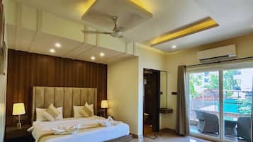 Suite, Balcony, City View | In-room safe, blackout curtains, soundproofing, free WiFi