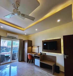 Phòng Suite, ban công, quang cảnh thành phố | Két bảo mật tại phòng, màn/rèm cản sáng, phòng cách âm