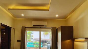 Suite, Balcony, City View | In-room safe, blackout curtains, soundproofing, free WiFi