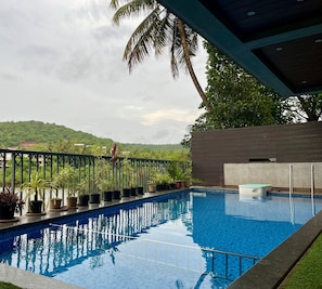 Hồ bơi ngoài trời