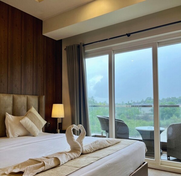 Luxe suite, balkon, uitzicht op meer | Een kluis op de kamer, verduisterende gordijnen, geluiddichte muren
