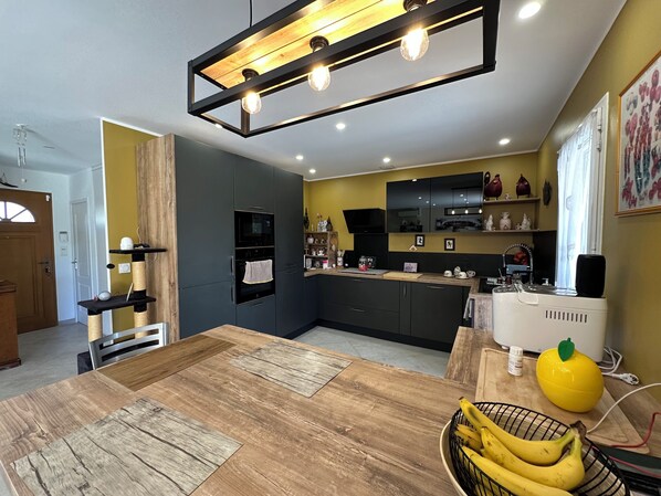 Micro-ondes, four, plaque de cuisson, lave-vaisselle