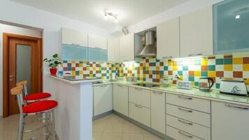 Fridge, microwave, oven, stovetop