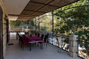 Outdoor dining - Rooms Villa Bašica - Basic Double Room with Forest View (Soba 1) (Saplunara)