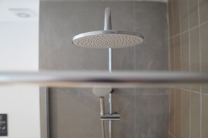 Hårføner, håndklær, såpe og toalettpapir