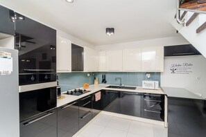 Een koelkast, een microgolfoven, een oven, een kookplaat