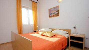 Travel crib, free WiFi