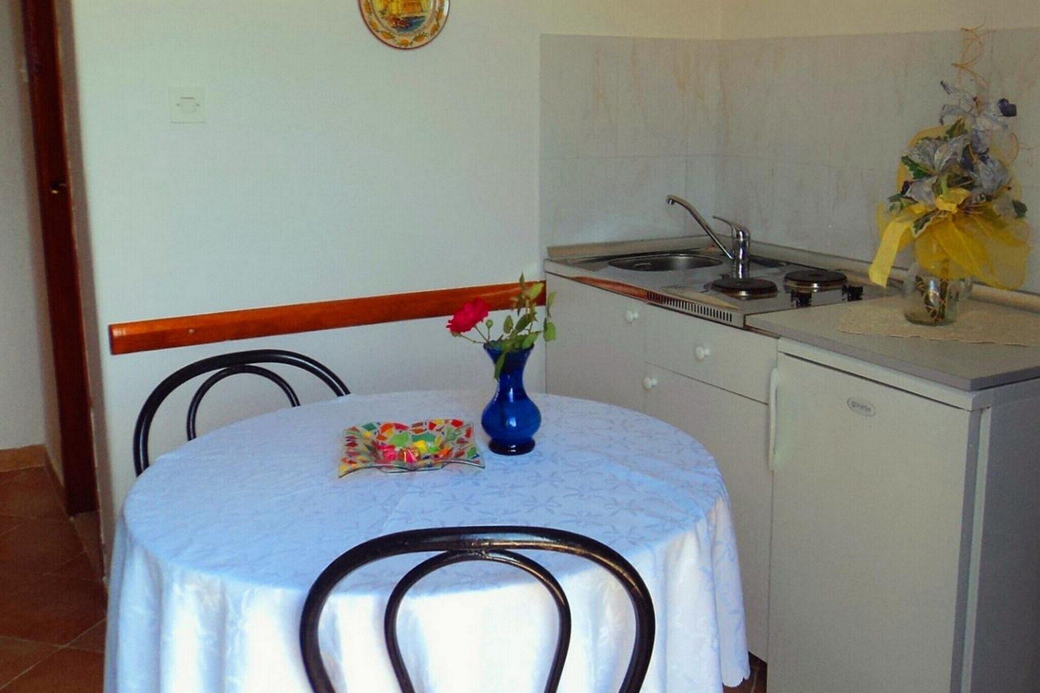 Een koelkast, een kookplaat, een broodrooster