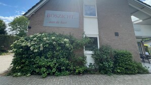Een gebouw met een bord waarop staat 
