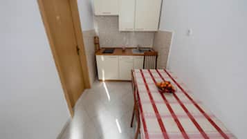 Kühlschrank, Herdplatte, Toaster, Esstisch