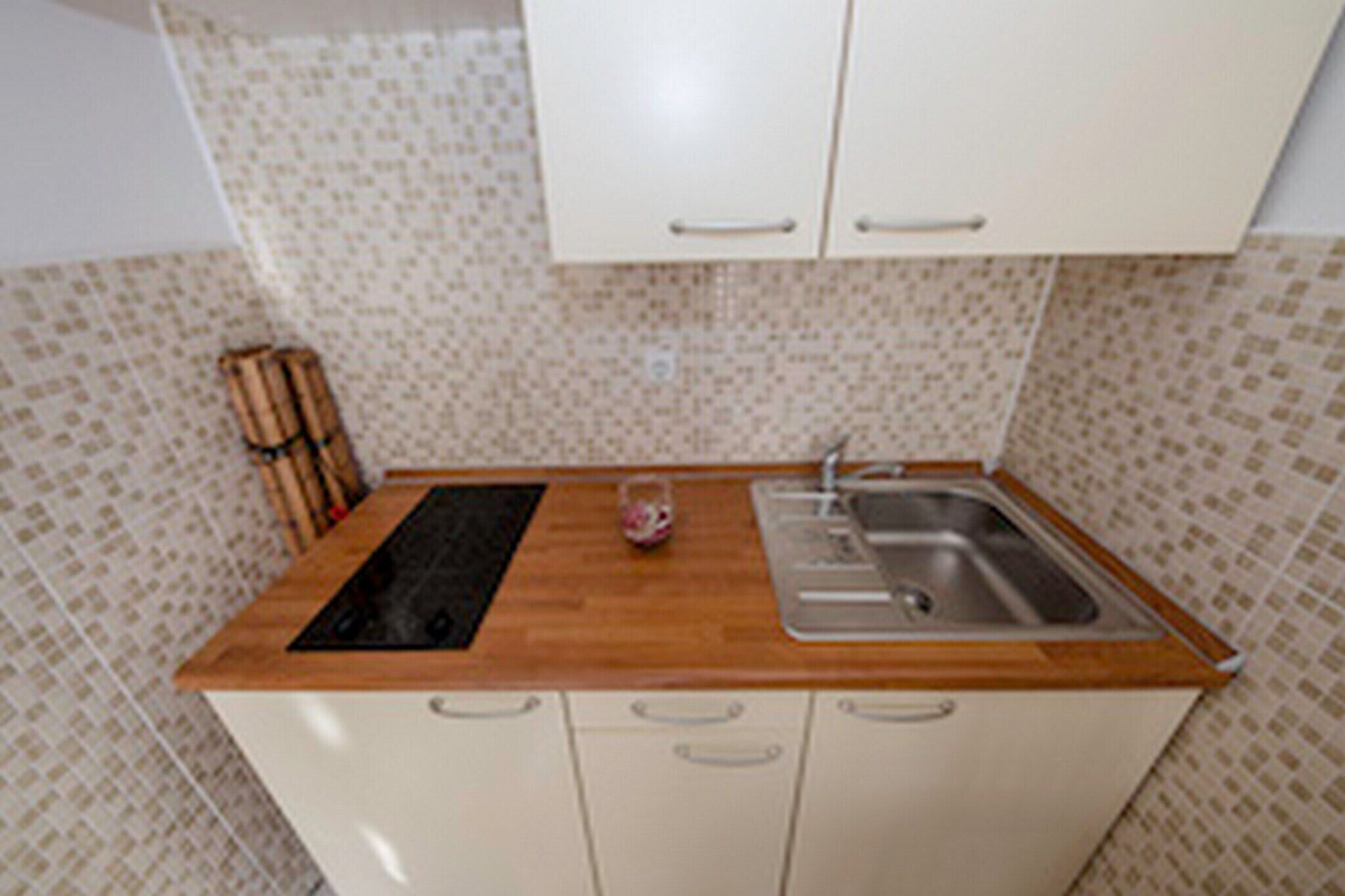 Réfrigérateur, plaque de cuisson, grille-pain, tables à manger