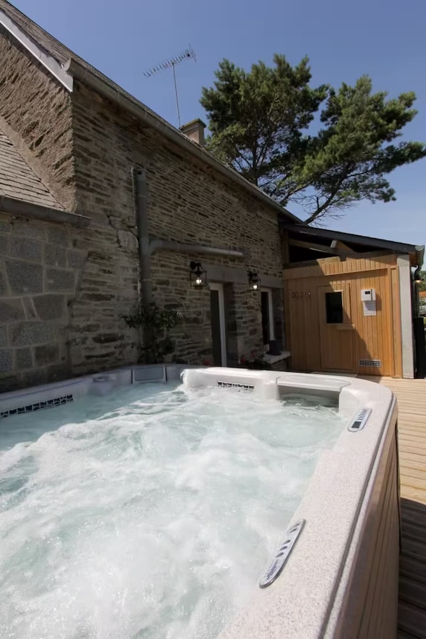 Outdoor spa tub