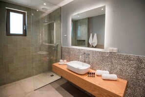 Douche, sèche-cheveux, serviettes fournies