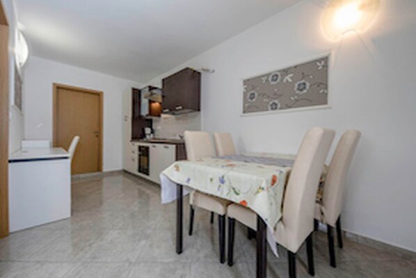 Dining - Apartments & Rooms Green Bay - One Bedroom Apartment with Terrace (APP 8) (Rab)