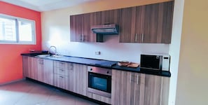 Microondas, horno, placa de cocina