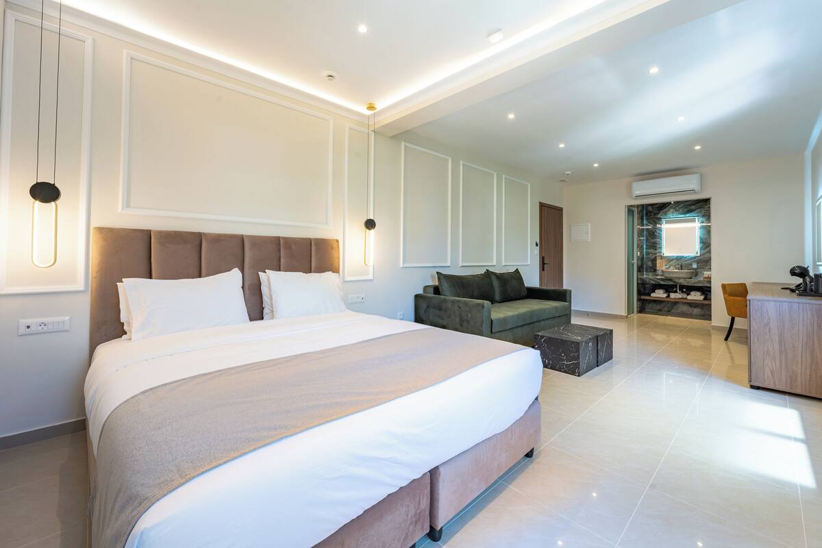 Junior Suite | No Balcony | Minibar, in-room safe, blackout drapes, soundproofing