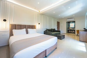 Junior Suite | No Balcony | Minibar, värdeförvaringsskåp på rummet och mörkläggningsgardiner