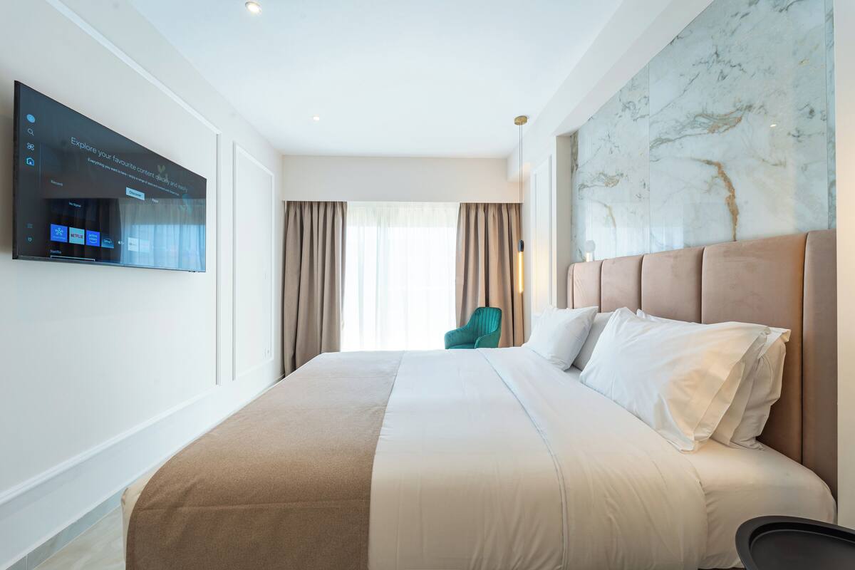 Deluxe Junior Suite | Capacity 3 | Minibar, in-room safe, blackout drapes, soundproofing