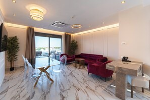 Deluxe King Suite | Private | Vardagsrum | 10-tums platt-tv med kabelkanaler