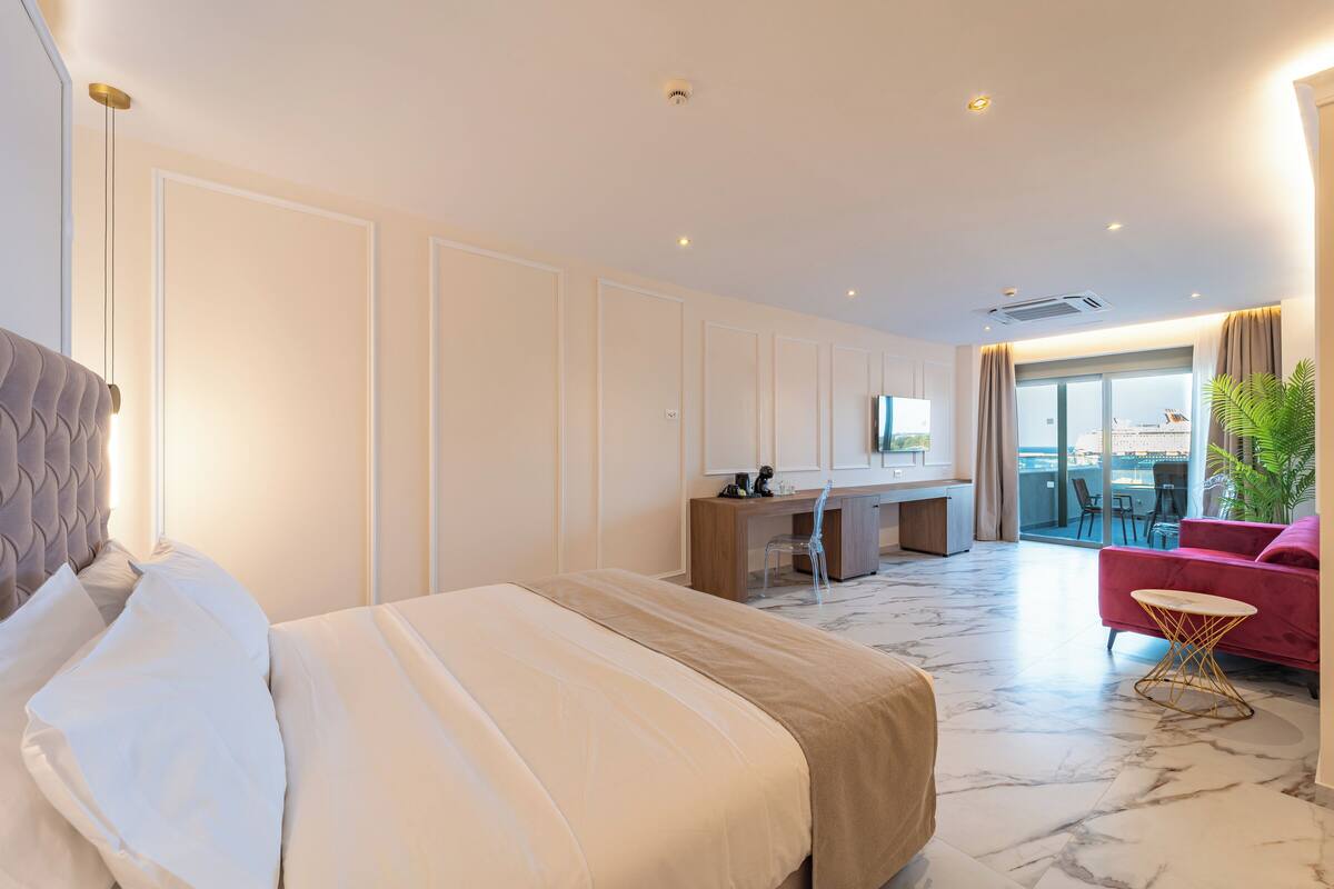 Superior King Suite | Private | Een minibar, een kluis op de kamer, verduisterende gordijnen