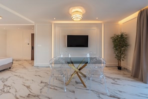Deluxe King Suite | Private | Área de estar | TV de tela plana 10 polegadas com canais a cabo