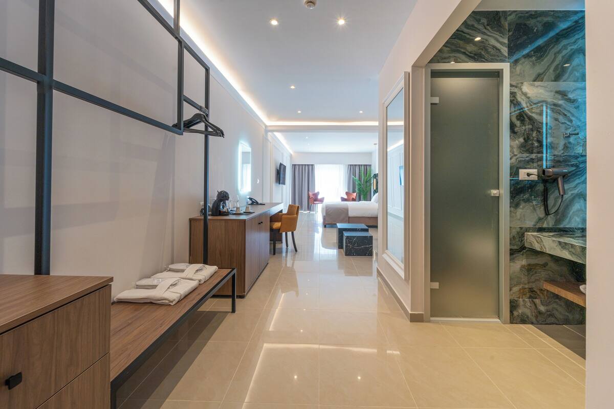 Deluxe Queen Suite | Capacity 3 | Een minibar, een kluis op de kamer, verduisterende gordijnen