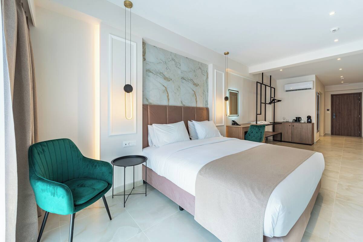 Deluxe Junior Suite | Capacity 2 | Minibar, in-room safe, blackout drapes, soundproofing