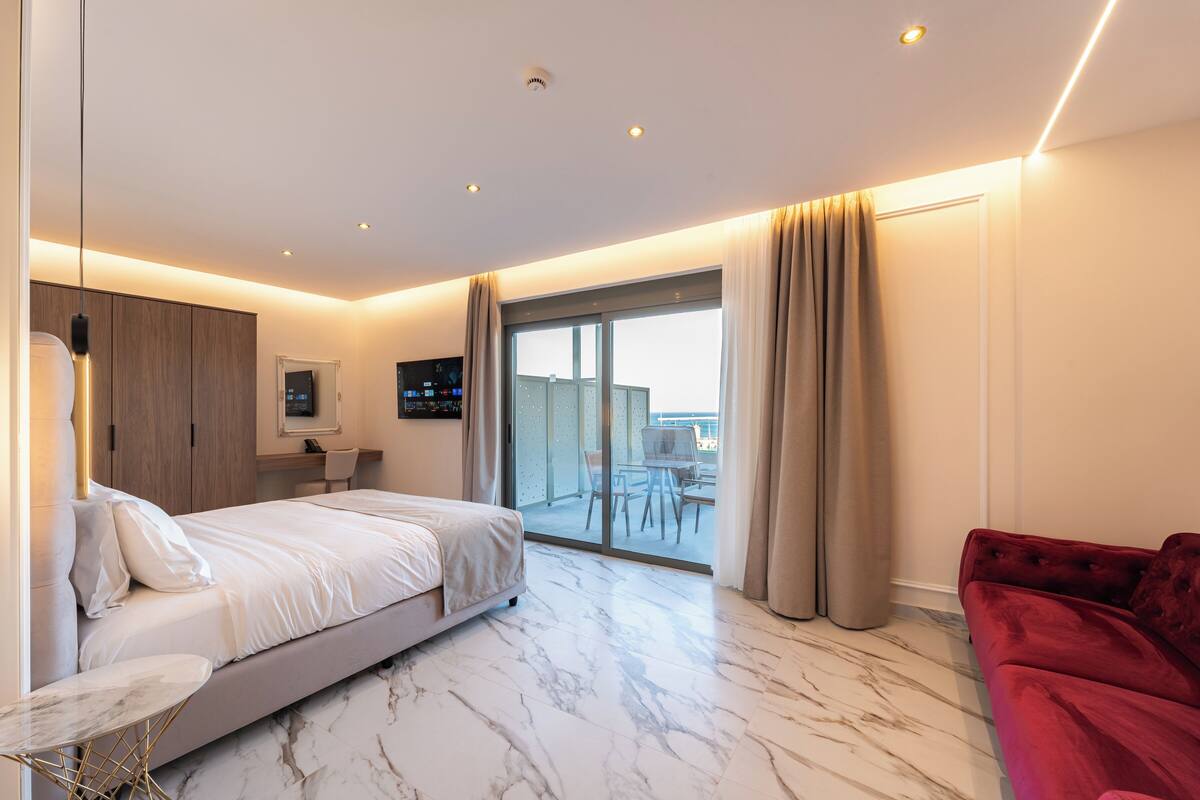Superior Suite | Private Outdoor | Een minibar, een kluis op de kamer, verduisterende gordijnen
