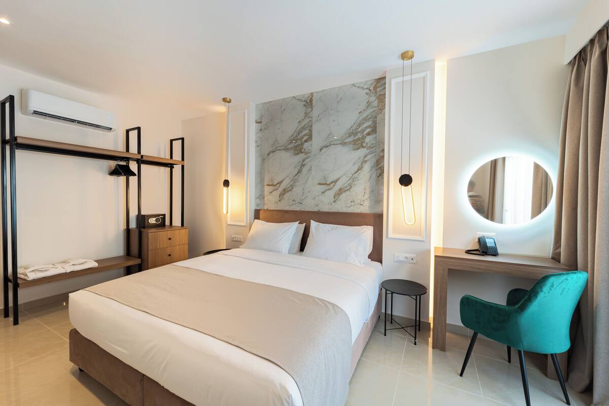 Standard Double | Minibar, in-room safe, blackout drapes, soundproofing