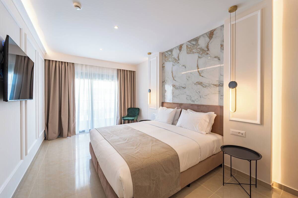 Deluxe Double | Minibar, in-room safe, blackout drapes, soundproofing