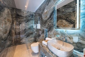 Junior Suite | No Balcony | Salle de bain | Douche, articles de toilette gratuits, sèche-cheveux, peignoirs