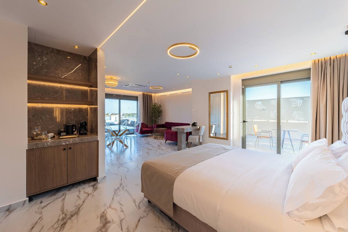 Deluxe King Suite | Private | Een minibar, een kluis op de kamer, verduisterende gordijnen