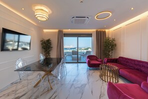 Deluxe King Suite | Private | リビング エリア | 10 インチの薄型テレビ (ケーブル放送視聴可)