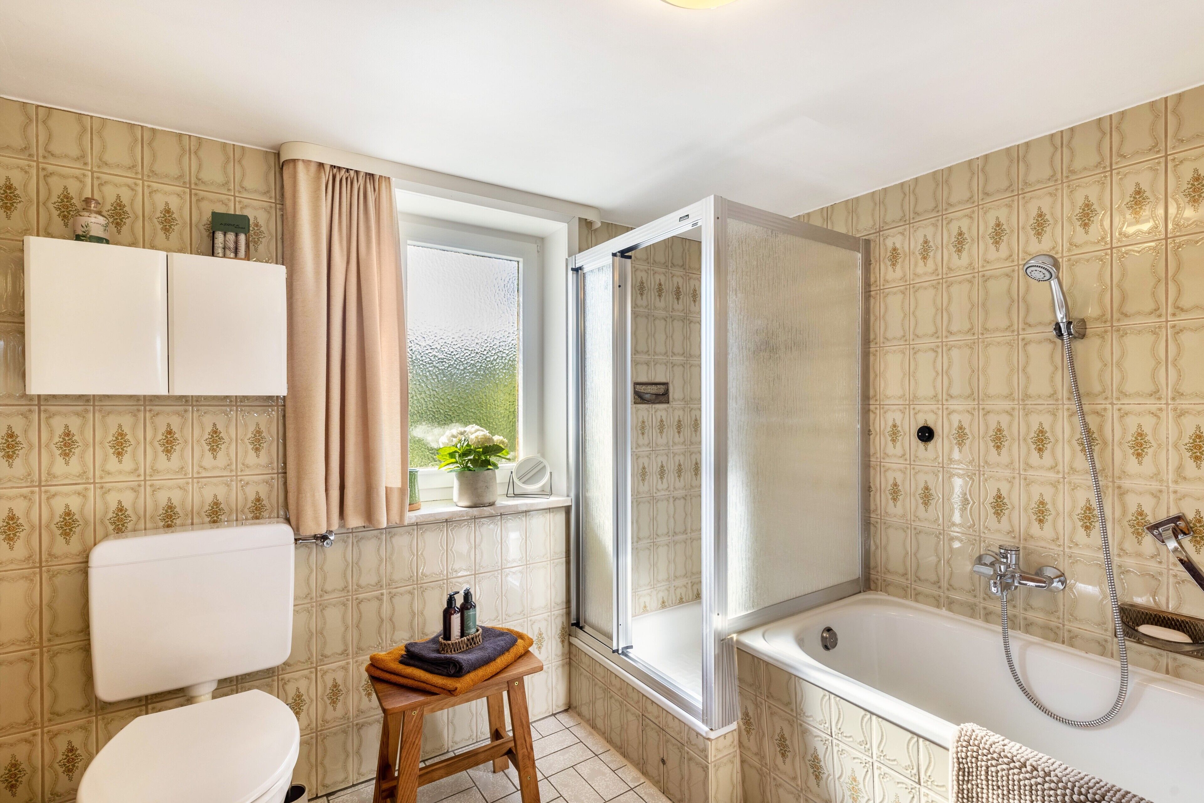 Een douche, een haardroger, handdoeken