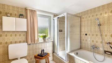Een douche, een haardroger, handdoeken