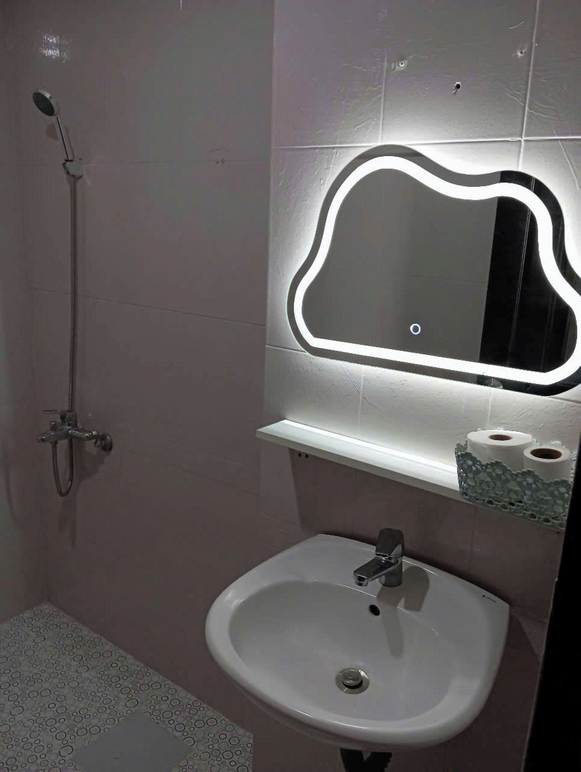 Produtos de toalete grátis, secador de cabelo, chinelos 