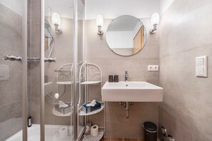 Een douche, een haardroger, handdoeken