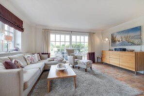 Fernseher, Kamin, Stereoanlage