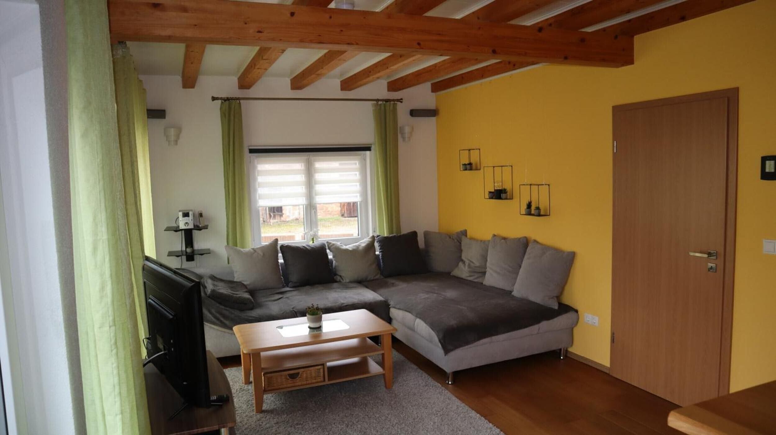 Fernseher, DVD-Player, Stereoanlage