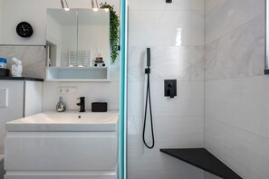 Dusche, Haartrockner, Handtücher