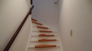 A staircase with wooden handrails and white walls. - Apartment '4-Raum Ferienwohnung' with Shared Terrace and Wi-Fi (Cuxhaven)
